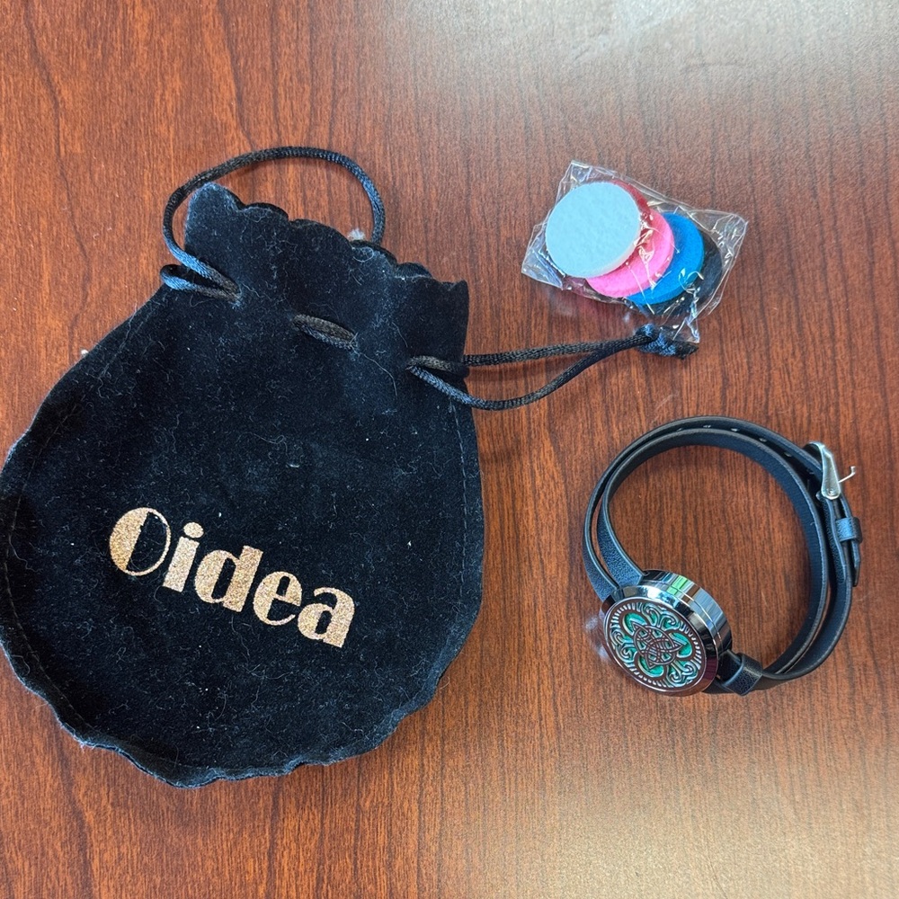 NEW Oidea Black Aromatherapy Bracelet & 6 Essential Oil interchanging color pads